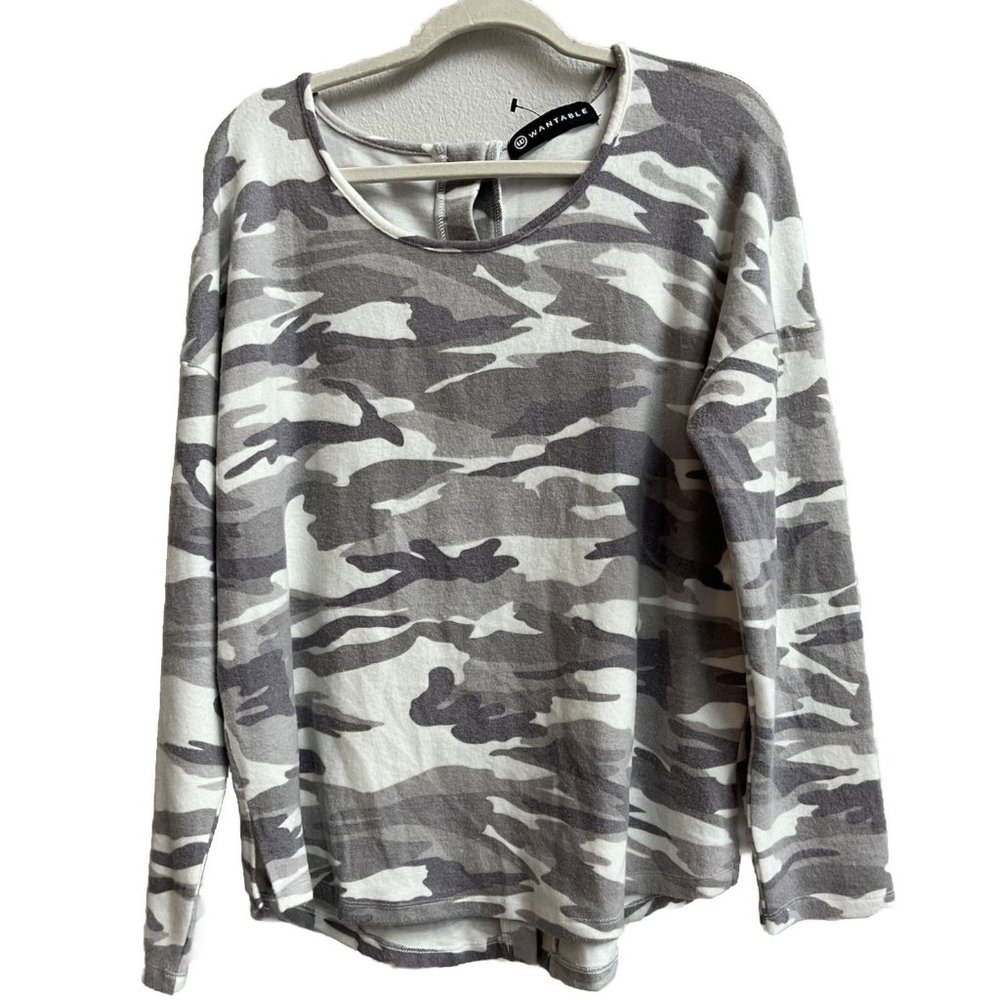 W.‎ By Wantable Yummy Button Back Top Sweater Fleece Soft 1X white & Gray Camo